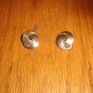 Bartek clip earrings gold tone link circles